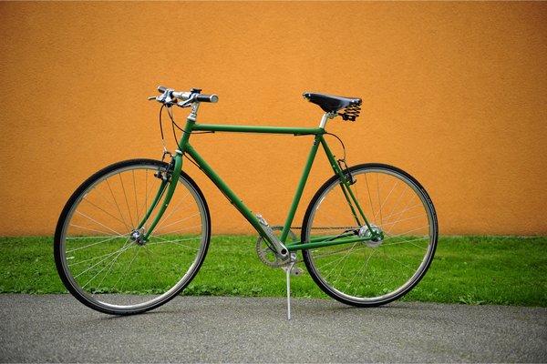 grünes Bike vor orangener Wand